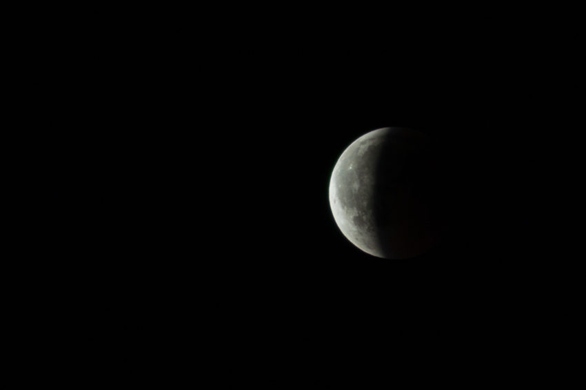 Das Bild zeigt den Halbmond durch die Mondfinsternis am 27. Juli 2018.