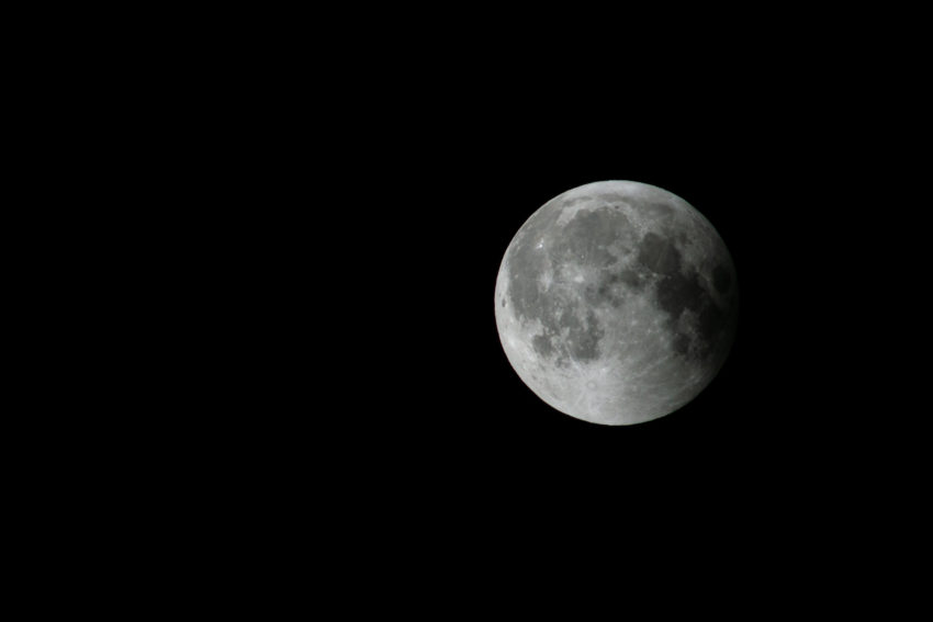 Das Bild zeigt den nur noch leicht abgedunkelten Mond bei der Mondfinsternis am 27. Juli 2018.